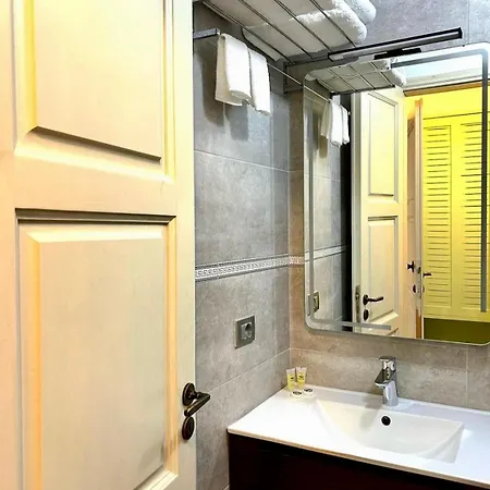 1932 Bed & Breakfast Himarë